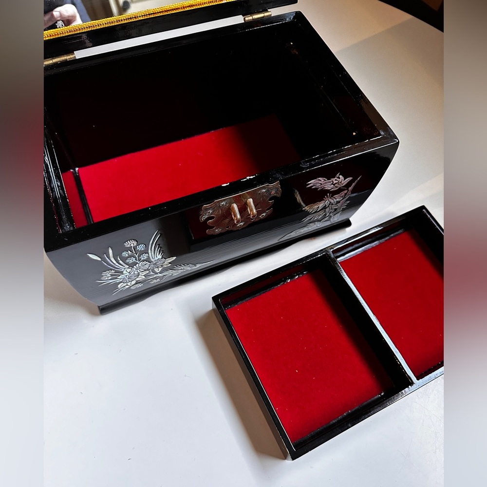 Mother of pearl inlaid lacquer jewelry box - Picture 8 of 8